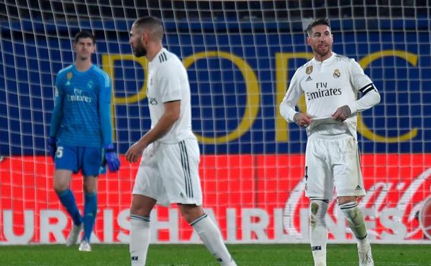 Courtois, Benzema y Sergio Ramos lamentan el empate del Villarreal. 