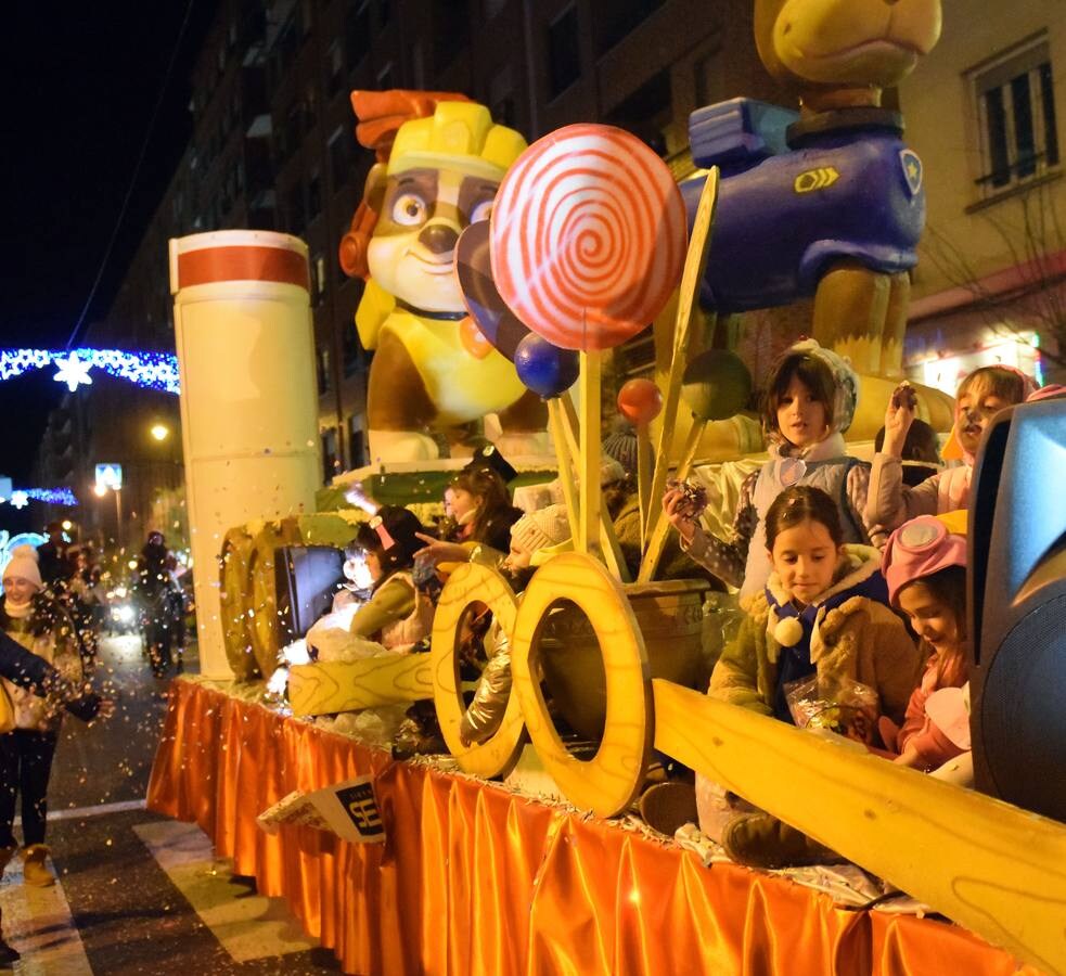 Miles de logroñeses han abarrotado hoy las calles del centro de la ciudad para presenciar la cabalgata de Reyes, en la que han desfilado más de 900 participantes.