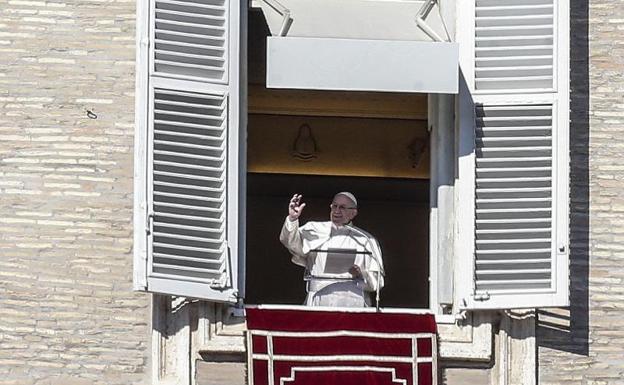 El Papa reza el Ángelus en la Plaza de San Pedro. 