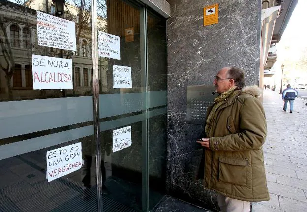 Los vecinos lanzan su particular SOS a través de carteles pegados en el sufrido portal. 