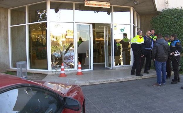 Foto del estado en el que ha quedado la fachada de TV3 tras el ataque.