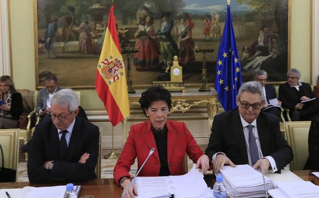 Isabel Celaá, junto al secretario de Estado, Alejandro Tiana, y el subsecretario, Fernando Gurrea, ha presidido hoy la Conferencia Sectorial de Educación, en la que ha explicado hoy a las comunidades autónomas la reforma con la que quiere derogar la Lomce para «modernizar» el sistema educativo, que afectará a más de ocho millones de estudiantes no universitarios y 700.000 docentes. 