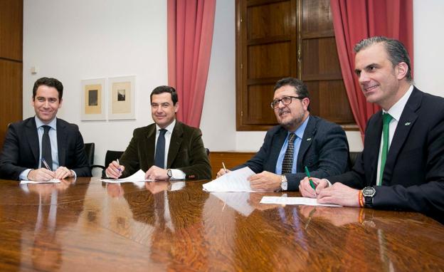 Firma del acuerdo entre Juanma Moreno (segundo por la izquierda) y el exjuez Serrano (tercero).