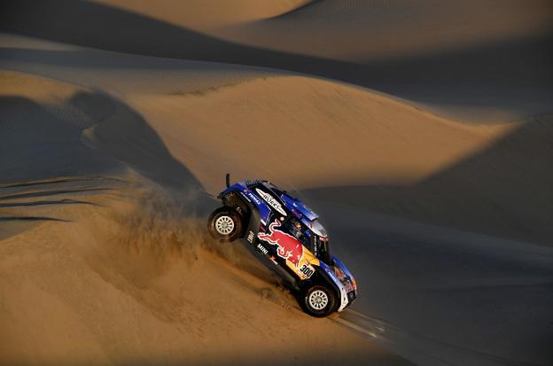 Carlos Sainz, durante la etapa de ayer en el Dakar. :: afp
