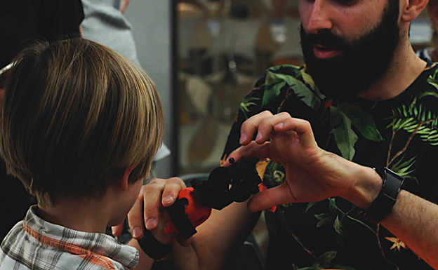 'SuperGiz' con uno de sus accesorios en forma de pinza. 