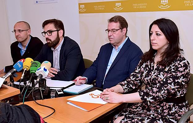 David Vallejo, Diego Ubis, Tomás Martínez y Rebeca Grajea, en una comparecencia conjunta en el Parlamento en octubre del 2017. 