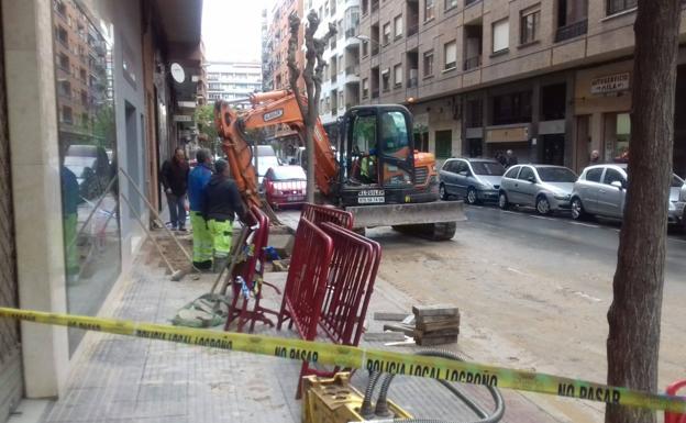 Labores de reparación en la calle Lardero. 
