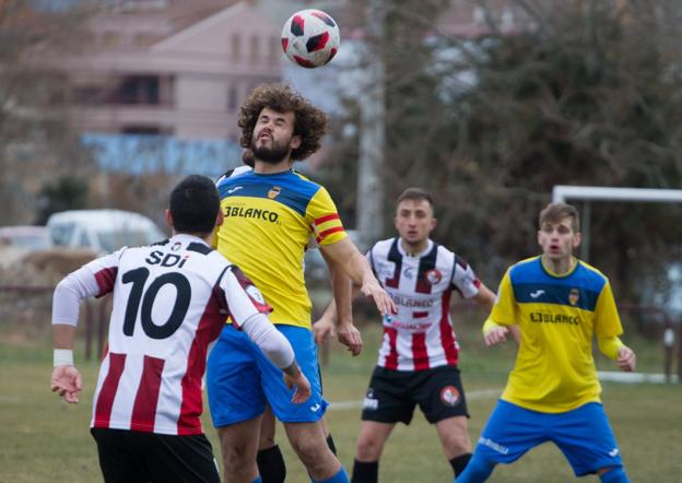 Canario, jugador del Rapid, emerge entre compañeros y rivales para cabecear el esférico. :: 