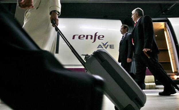Una viajera se dispone a subir a uno de los primeros AVE con destino a Madrid. 