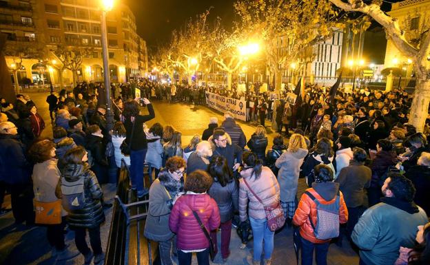 Más de medio millar de mujeres claman en Logroño por sus derechos