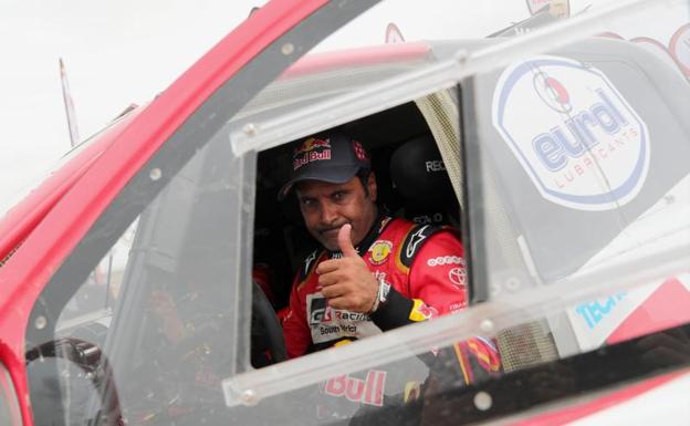 El catarí Nasser Al Attiyah, tras una de sus victorias. 