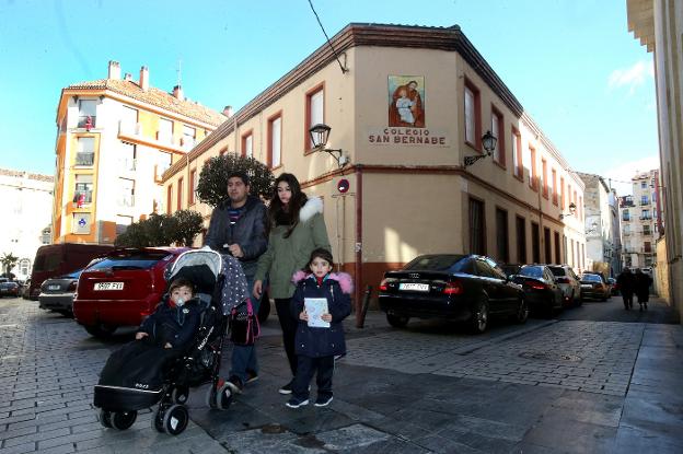 Exterior del antiguo colegio San Bernabé, actualmente cerrado, en la calle Rodríguez Paterna. :: 