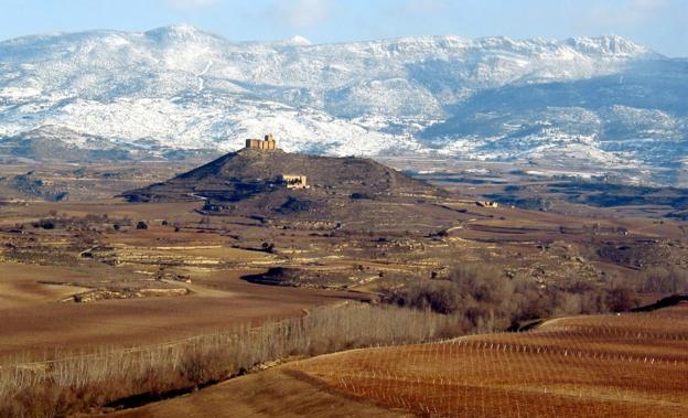 Vista del castillo de Davalillo, con la Sierra de Cantabria nevada al fondo. :: justo rodríguez