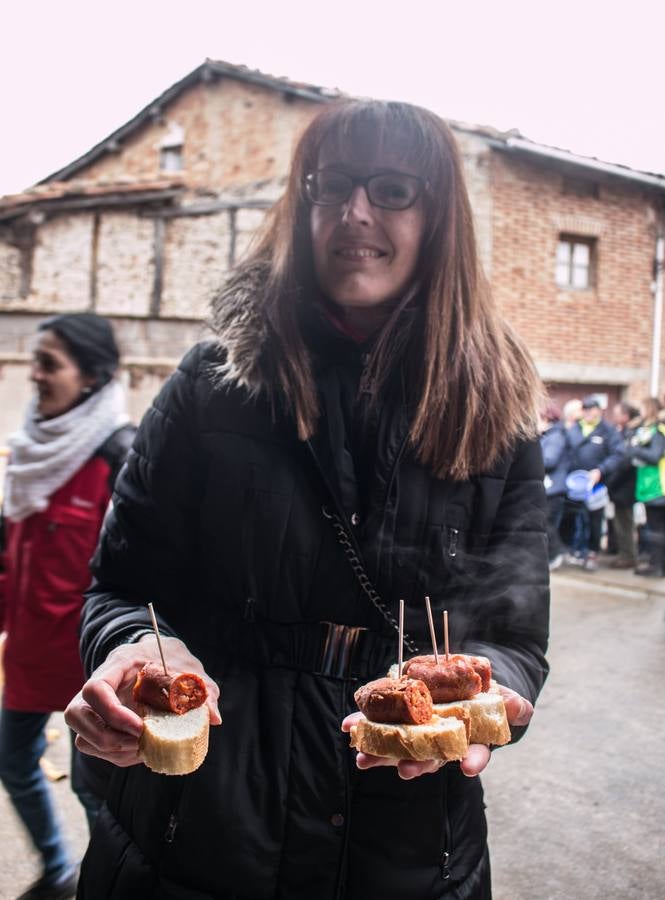 En Ojacastro, la tradición volvió a cumplirse... con mucho gusto. Cientos de personas acudieron en la localidad riojalteña a por las 'habas de San Antón que con mucho trabajo y esmero prepara cada año la cofradía advocada al santo. 