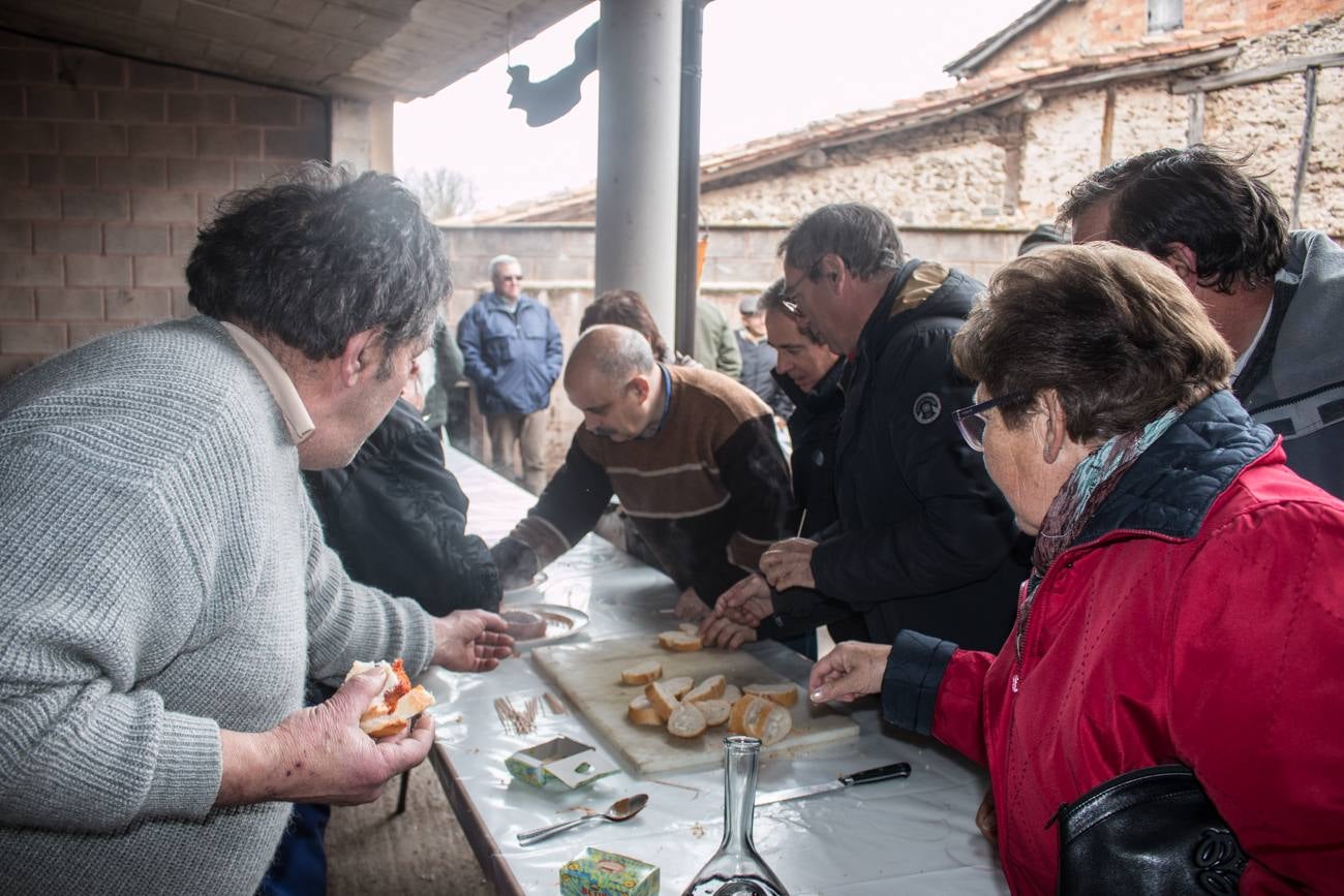 En Ojacastro, la tradición volvió a cumplirse... con mucho gusto. Cientos de personas acudieron en la localidad riojalteña a por las 'habas de San Antón que con mucho trabajo y esmero prepara cada año la cofradía advocada al santo. 