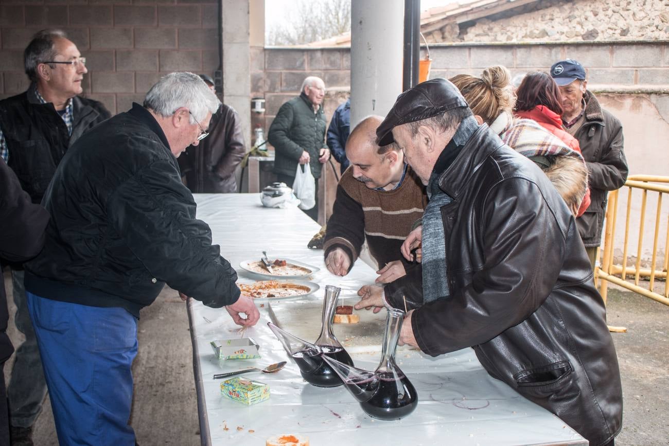 En Ojacastro, la tradición volvió a cumplirse... con mucho gusto. Cientos de personas acudieron en la localidad riojalteña a por las 'habas de San Antón que con mucho trabajo y esmero prepara cada año la cofradía advocada al santo. 