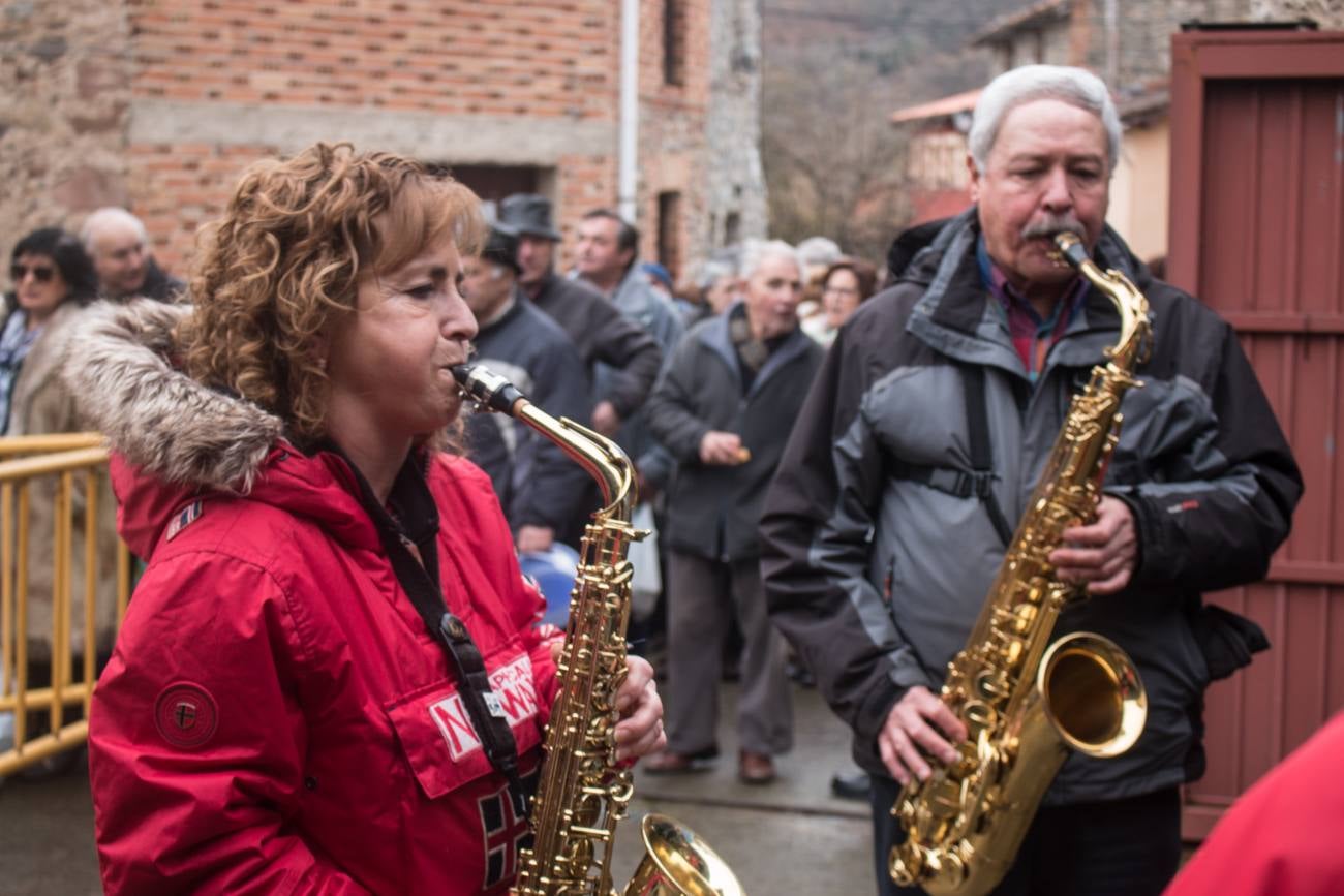 En Ojacastro, la tradición volvió a cumplirse... con mucho gusto. Cientos de personas acudieron en la localidad riojalteña a por las 'habas de San Antón que con mucho trabajo y esmero prepara cada año la cofradía advocada al santo. 