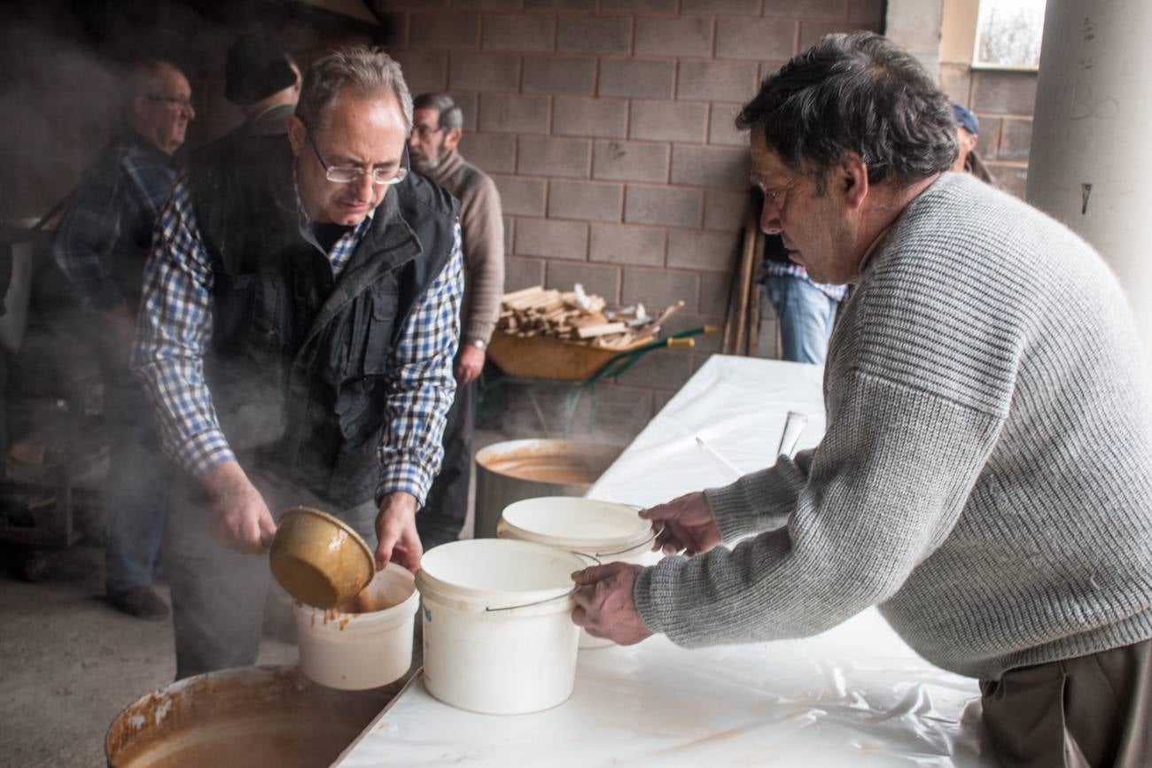 En Ojacastro, la tradición volvió a cumplirse... con mucho gusto. Cientos de personas acudieron en la localidad riojalteña a por las 'habas de San Antón que con mucho trabajo y esmero prepara cada año la cofradía advocada al santo. 