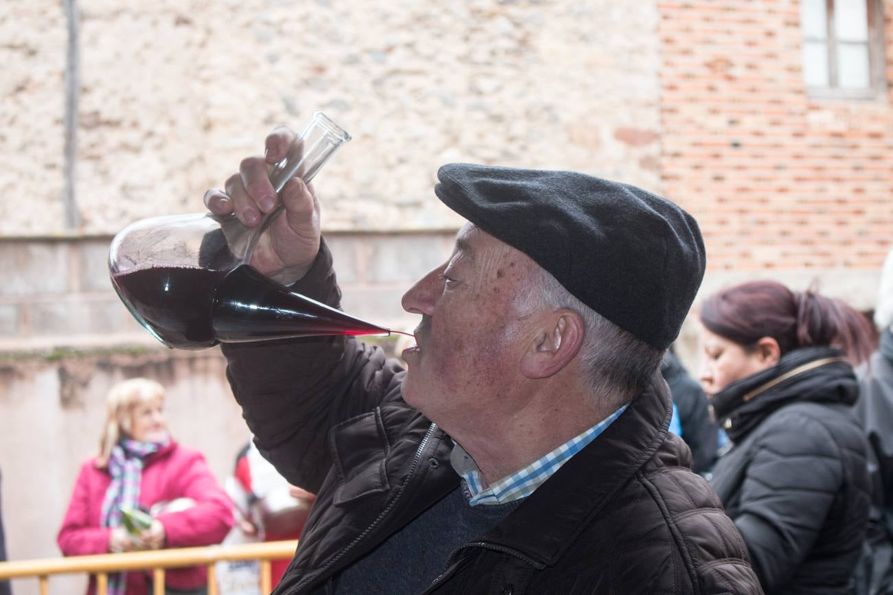 En Ojacastro, la tradición volvió a cumplirse... con mucho gusto. Cientos de personas acudieron en la localidad riojalteña a por las 'habas de San Antón que con mucho trabajo y esmero prepara cada año la cofradía advocada al santo. 