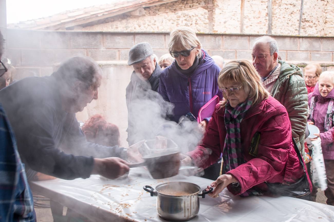 En Ojacastro, la tradición volvió a cumplirse... con mucho gusto. Cientos de personas acudieron en la localidad riojalteña a por las 'habas de San Antón que con mucho trabajo y esmero prepara cada año la cofradía advocada al santo. 