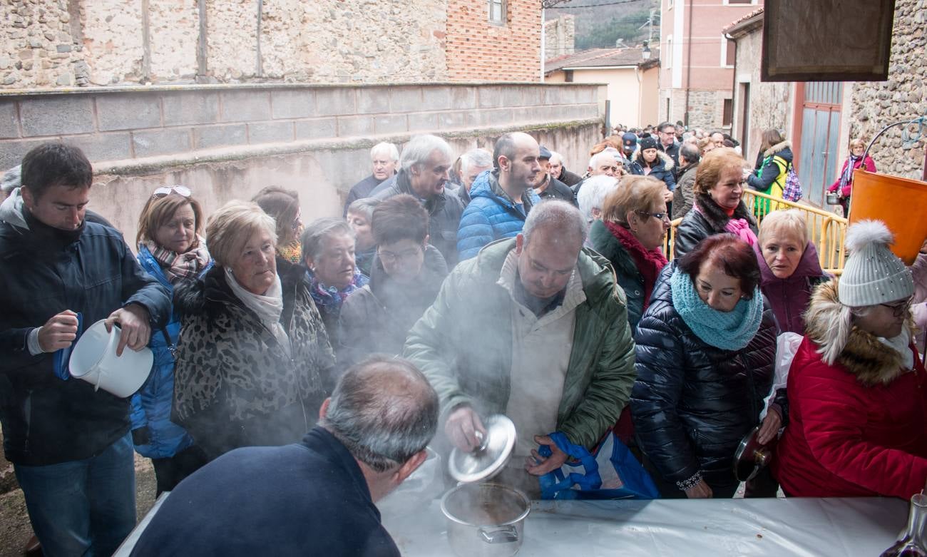 En Ojacastro, la tradición volvió a cumplirse... con mucho gusto. Cientos de personas acudieron en la localidad riojalteña a por las 'habas de San Antón que con mucho trabajo y esmero prepara cada año la cofradía advocada al santo. 