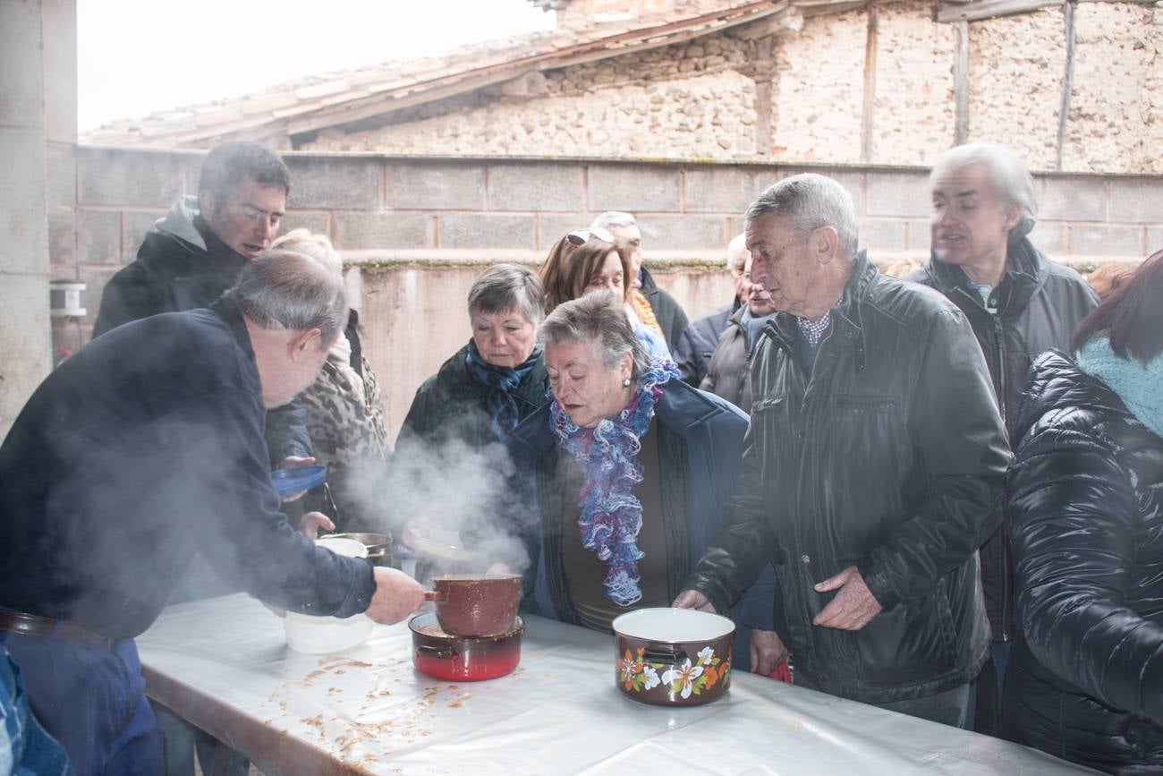 En Ojacastro, la tradición volvió a cumplirse... con mucho gusto. Cientos de personas acudieron en la localidad riojalteña a por las 'habas de San Antón que con mucho trabajo y esmero prepara cada año la cofradía advocada al santo. 