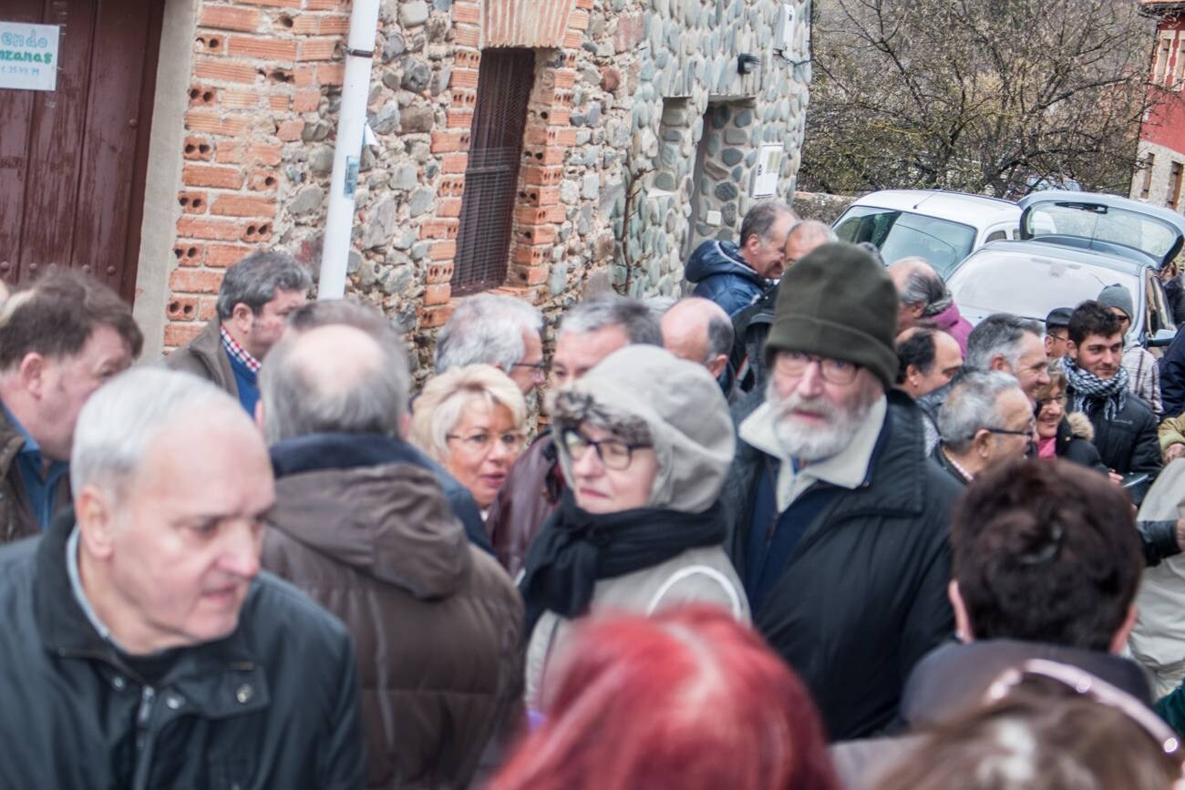 En Ojacastro, la tradición volvió a cumplirse... con mucho gusto. Cientos de personas acudieron en la localidad riojalteña a por las 'habas de San Antón que con mucho trabajo y esmero prepara cada año la cofradía advocada al santo. 