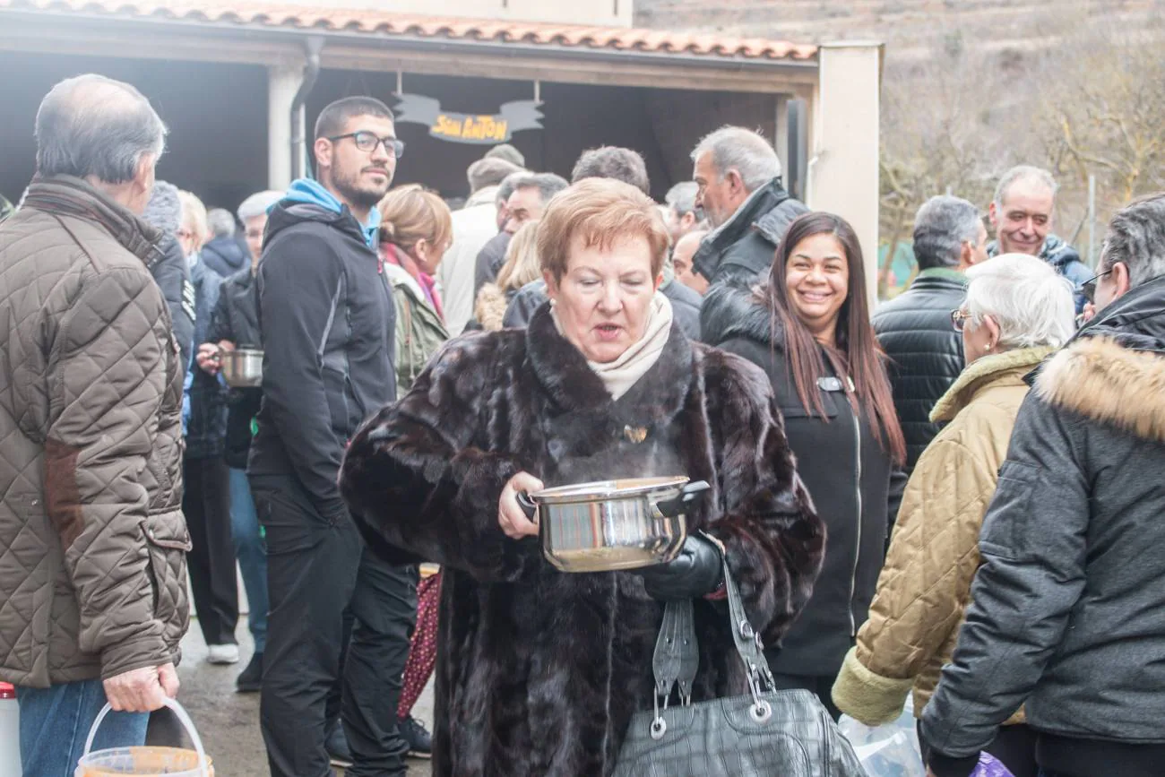 En Ojacastro, la tradición volvió a cumplirse... con mucho gusto. Cientos de personas acudieron en la localidad riojalteña a por las 'habas de San Antón que con mucho trabajo y esmero prepara cada año la cofradía advocada al santo. 