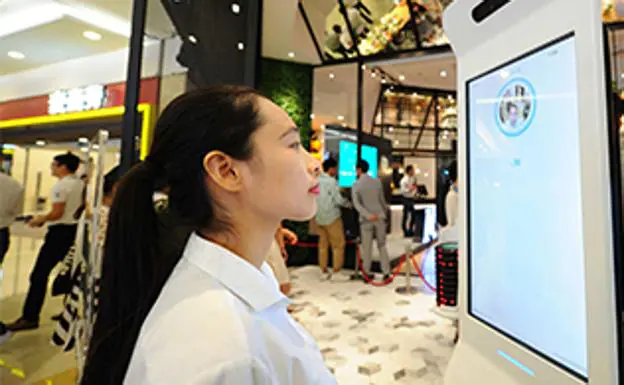 China impulsa la primera calle comercial con pagos por reconocimiento facial