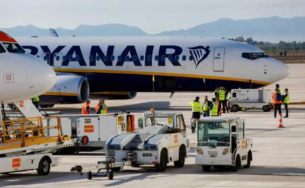 Ryanair vuelve a rebajar su previsión de beneficios