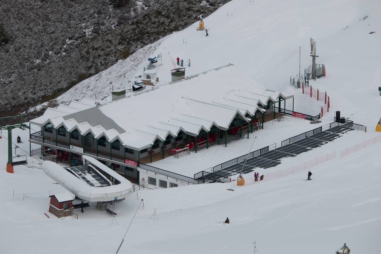 La estación riojana de esquí de Valdezcaray ha abierto sus instalaciones para uso deportivo, con 2,5 kilómetros de pistas aptos para el esquí.