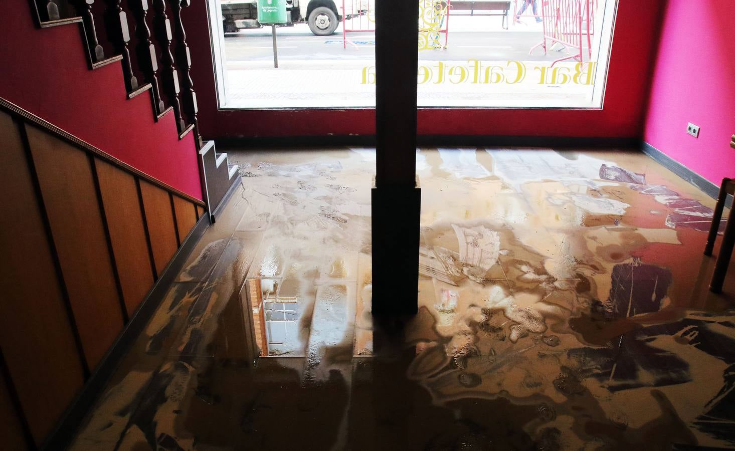 La rotura de una tubería en la calle Valcuerna de Logroño provocó numerosos desperfectos.