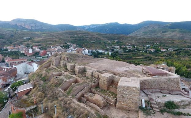 Vista general de los restos del castillo de Nalda. 