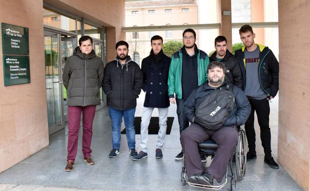 Jon Cerejido, a la izquierda, junto a un grupo de compañeros de clase, a las puertas de la Consejería de Educación.