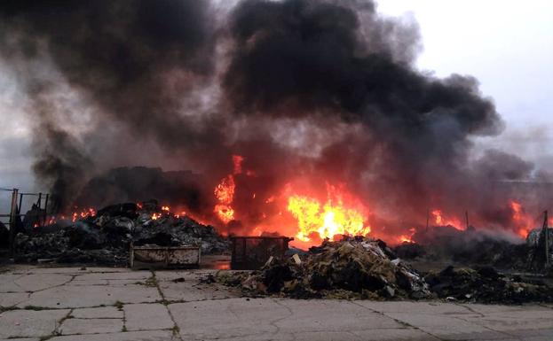 La instalación que se ha incendiado en Pradejón era ilegal desde 2012