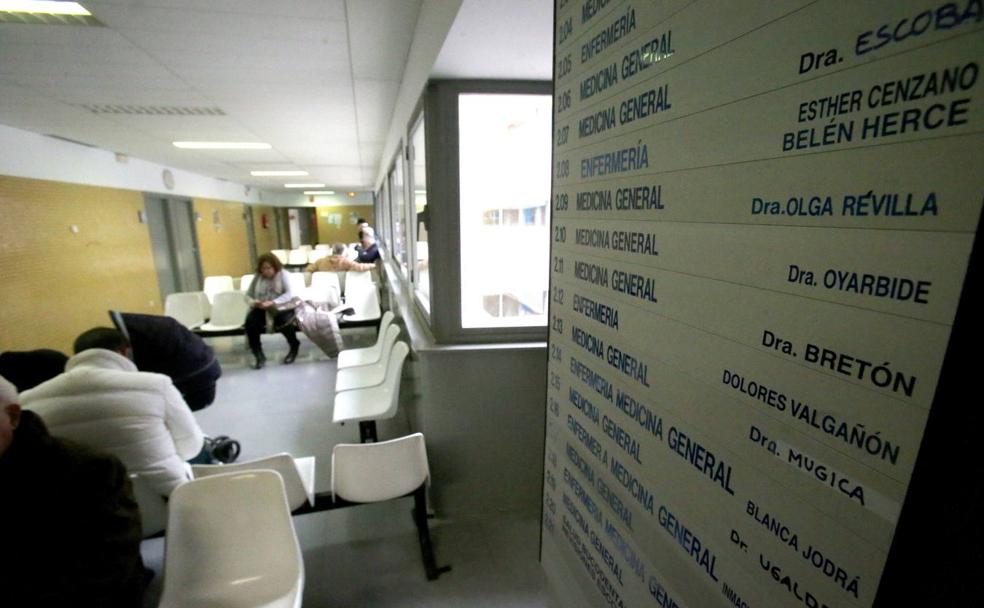 Pacientes esperan en el centro de salud Espartero. 