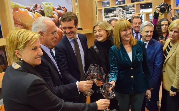 Brindis en el pabellón riojano de Fitur