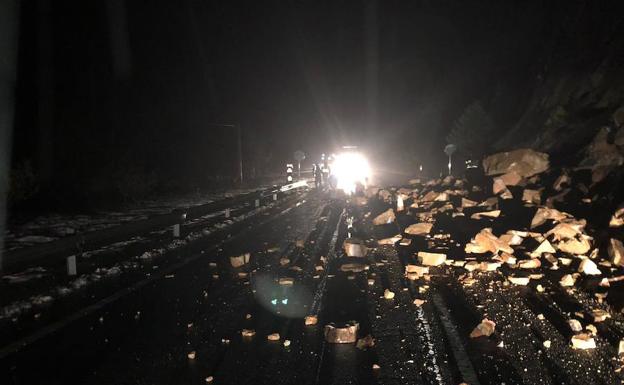 Piedras sobre la carretera. 