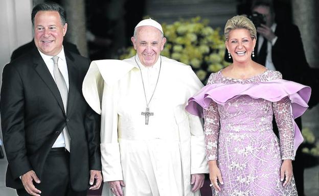 El Papa Francisco al ser recibido por el presidente de Panamá, Juan Carlos Varela, y la primera dama, Lorena Castillo.