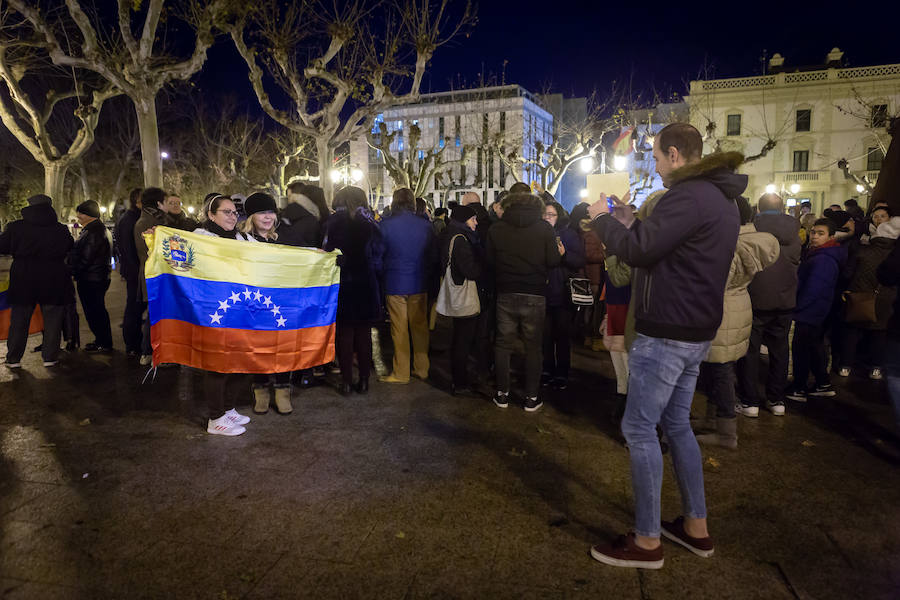 Alrededor de un centenar de venezolanos se concentraron el miércoles por la tarde «en favor de la democracia». El acto, organizado por Alma Venezuela y apoyado por Avelar, respondía a la convocatoria mundial de apoyo al diputado Juan Guaidó, nuevo líder de la oposición al «usurpador» Nicolás Maduro, denuncian