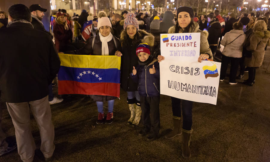 Alrededor de un centenar de venezolanos se concentraron el miércoles por la tarde «en favor de la democracia». El acto, organizado por Alma Venezuela y apoyado por Avelar, respondía a la convocatoria mundial de apoyo al diputado Juan Guaidó, nuevo líder de la oposición al «usurpador» Nicolás Maduro, denuncian