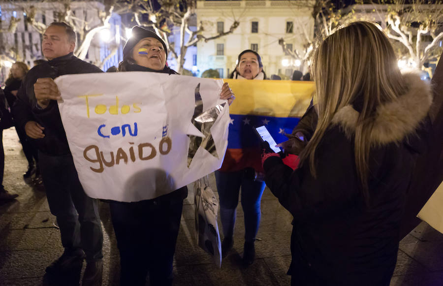 Alrededor de un centenar de venezolanos se concentraron el miércoles por la tarde «en favor de la democracia». El acto, organizado por Alma Venezuela y apoyado por Avelar, respondía a la convocatoria mundial de apoyo al diputado Juan Guaidó, nuevo líder de la oposición al «usurpador» Nicolás Maduro, denuncian