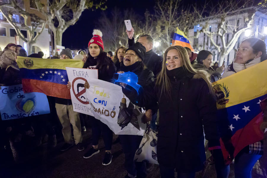 Alrededor de un centenar de venezolanos se concentraron el miércoles por la tarde «en favor de la democracia». El acto, organizado por Alma Venezuela y apoyado por Avelar, respondía a la convocatoria mundial de apoyo al diputado Juan Guaidó, nuevo líder de la oposición al «usurpador» Nicolás Maduro, denuncian