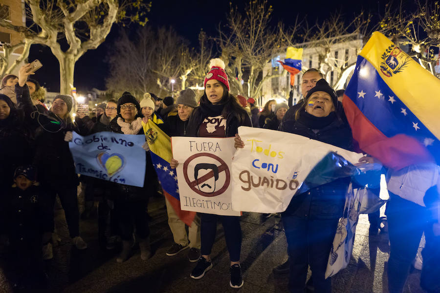 Alrededor de un centenar de venezolanos se concentraron el miércoles por la tarde «en favor de la democracia». El acto, organizado por Alma Venezuela y apoyado por Avelar, respondía a la convocatoria mundial de apoyo al diputado Juan Guaidó, nuevo líder de la oposición al «usurpador» Nicolás Maduro, denuncian