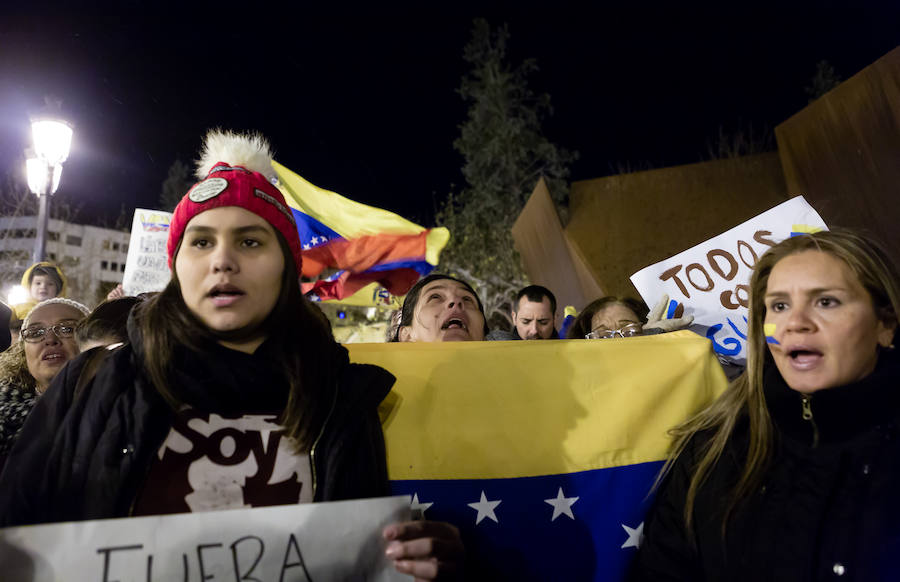 Alrededor de un centenar de venezolanos se concentraron el miércoles por la tarde «en favor de la democracia». El acto, organizado por Alma Venezuela y apoyado por Avelar, respondía a la convocatoria mundial de apoyo al diputado Juan Guaidó, nuevo líder de la oposición al «usurpador» Nicolás Maduro, denuncian