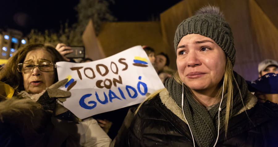 Alrededor de un centenar de venezolanos se concentraron el miércoles por la tarde «en favor de la democracia». El acto, organizado por Alma Venezuela y apoyado por Avelar, respondía a la convocatoria mundial de apoyo al diputado Juan Guaidó, nuevo líder de la oposición al «usurpador» Nicolás Maduro, denuncian