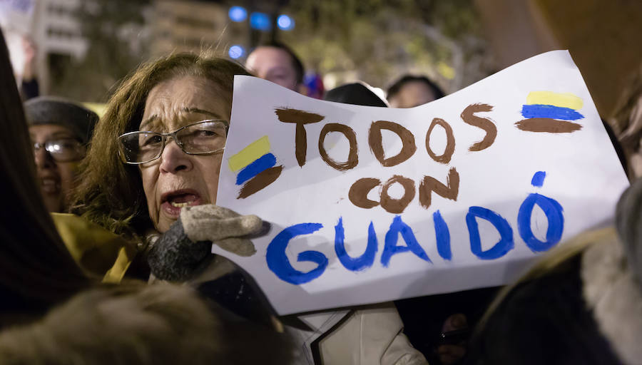 Alrededor de un centenar de venezolanos se concentraron el miércoles por la tarde «en favor de la democracia». El acto, organizado por Alma Venezuela y apoyado por Avelar, respondía a la convocatoria mundial de apoyo al diputado Juan Guaidó, nuevo líder de la oposición al «usurpador» Nicolás Maduro, denuncian