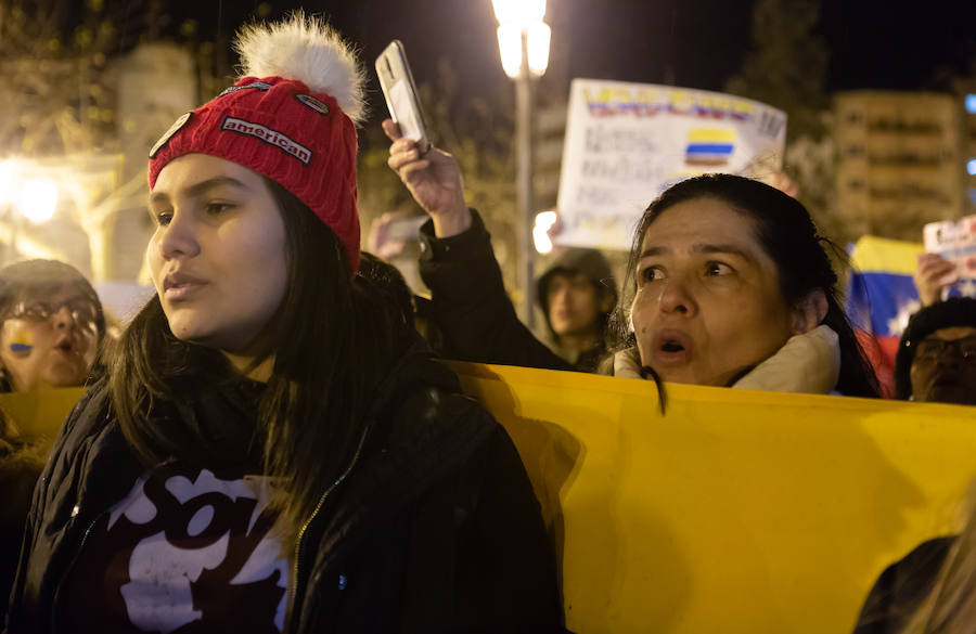 Alrededor de un centenar de venezolanos se concentraron el miércoles por la tarde «en favor de la democracia». El acto, organizado por Alma Venezuela y apoyado por Avelar, respondía a la convocatoria mundial de apoyo al diputado Juan Guaidó, nuevo líder de la oposición al «usurpador» Nicolás Maduro, denuncian