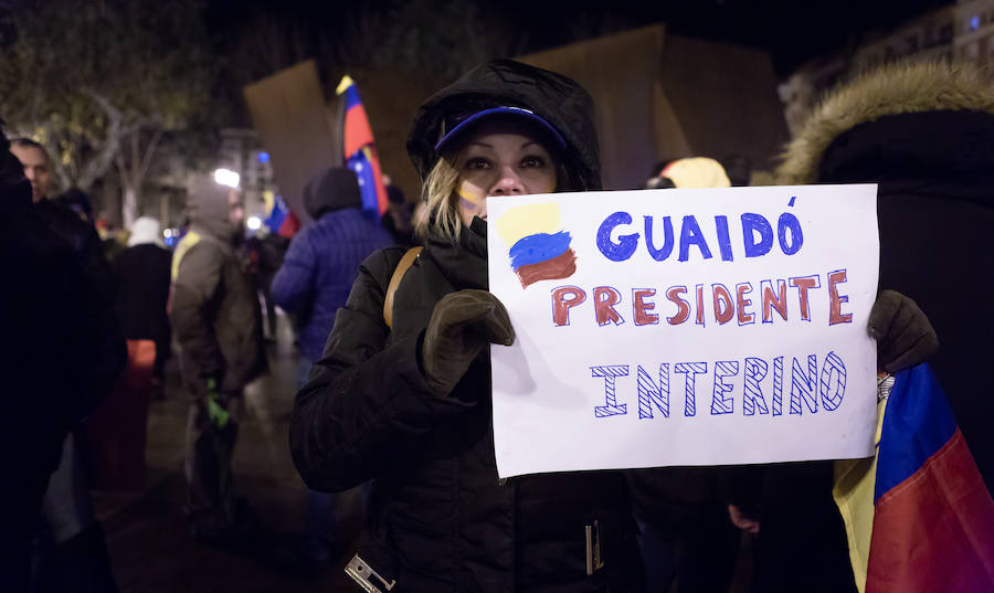 Alrededor de un centenar de venezolanos se concentraron el miércoles por la tarde «en favor de la democracia». El acto, organizado por Alma Venezuela y apoyado por Avelar, respondía a la convocatoria mundial de apoyo al diputado Juan Guaidó, nuevo líder de la oposición al «usurpador» Nicolás Maduro, denuncian