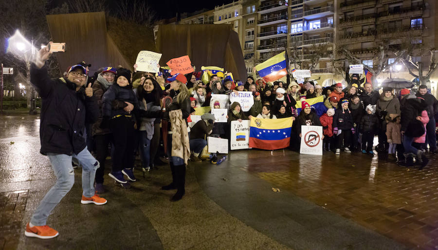 Alrededor de un centenar de venezolanos se concentraron el miércoles por la tarde «en favor de la democracia». El acto, organizado por Alma Venezuela y apoyado por Avelar, respondía a la convocatoria mundial de apoyo al diputado Juan Guaidó, nuevo líder de la oposición al «usurpador» Nicolás Maduro, denuncian